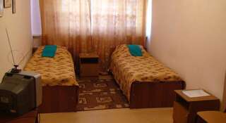 Гостиница Берег Астрахань Двухместный номер с 1 кроватью или 2 отдельными кроватями и общей ванной комнатой-1