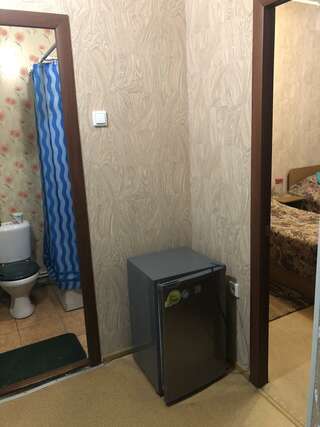 Гостиница Берег Астрахань Номер эконом с 2 односпальными кроватями (общие удобства)-2